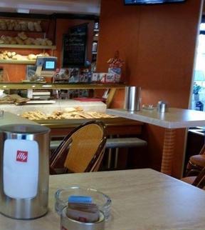 Angolo caffetteria Illy del locale