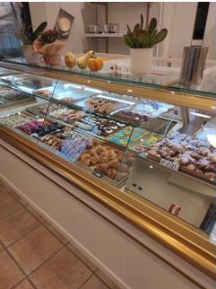 Vetrina della pasticceria con dolci assortiti